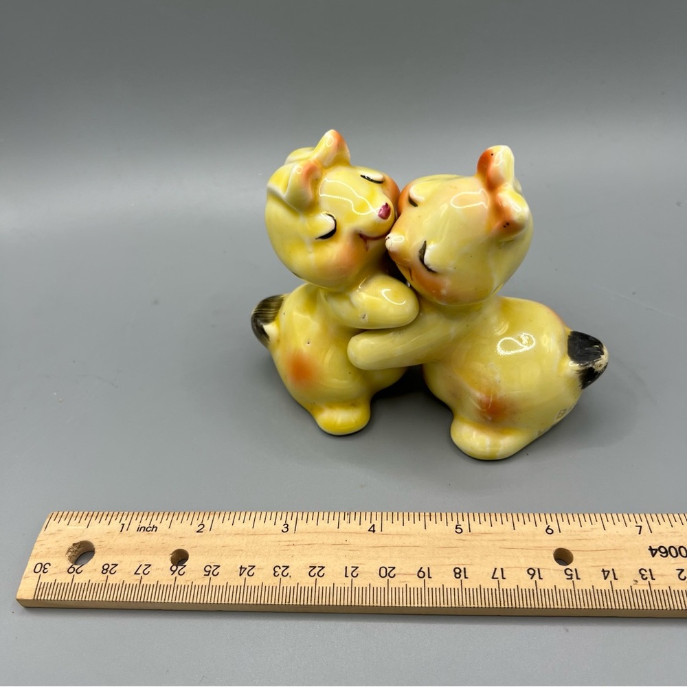 Vintage Van Tellingen Huggers Bunny Hug Salt & Pepper Shakers 1940's Yellow - Picture 2 of 8